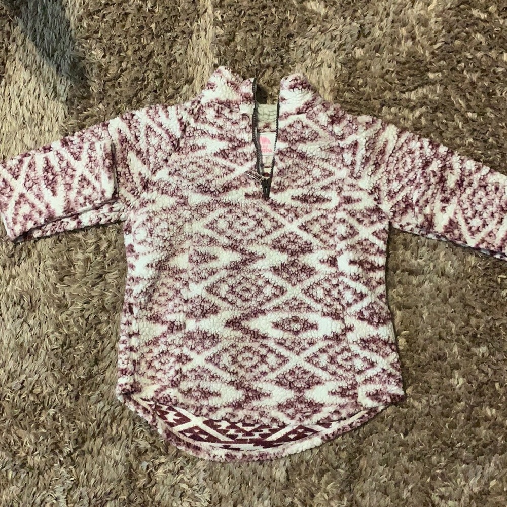 Women’s pull-over cozy sherpa.